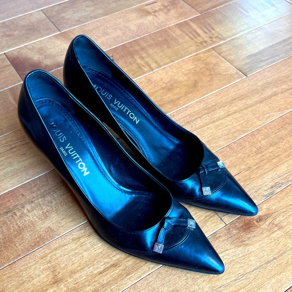 Authentic Louis Vuitton comfy classic pumps. Fits sizes 36-37